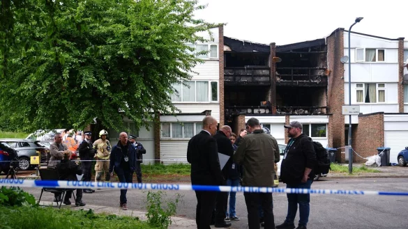 Die Polizei wurde zu dem Hausbrand gerufen. - © James Manning/PA Wire/dpa