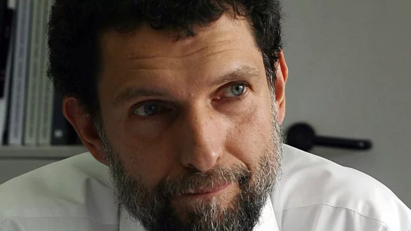 Der türkische Kulturförderer Osman Kavala erhält die Goethe-Medaille, das offizielle Ehrenzeichen der Bundesrepublik Deutschland. (Archivbild) - © -/AP/dpa
