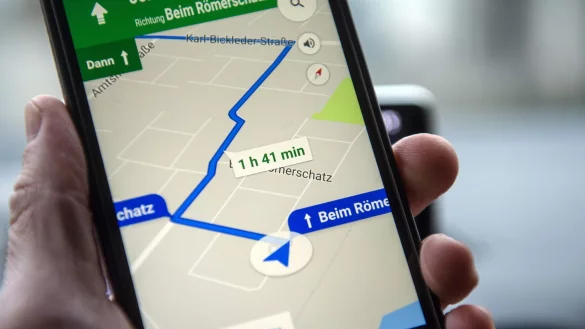 Über zwei Milliarden Nutzer pro Monat verwenden Google Maps, um Orte zu lokalisieren oder sich navigieren zu lassen - © picture alliance / Armin Weigel/dpa