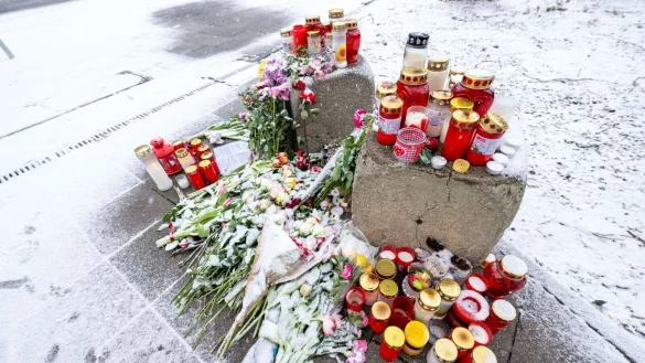 Kerzen und Blumen in der Nähe des Tatorts. - © Pia Bayer/dpa