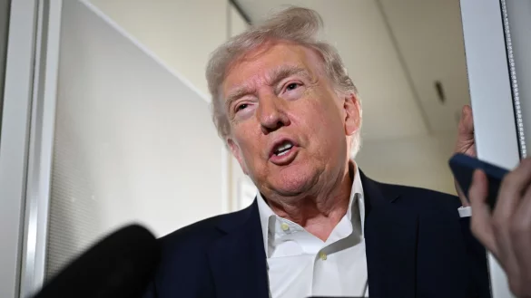 Donald Trump geriet beim Erz&auml;hlen &uuml;ber seinen Gesundheitscheck regelrecht ins Schw&auml;rmen. - &copy; -/Pool via AP/dpa