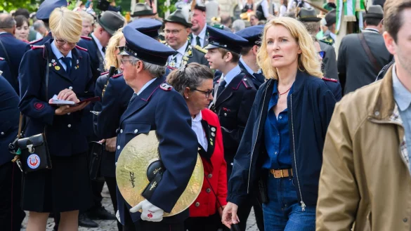 Die Schauspielerin Maria Furtw&auml;ngler steht bei Dreharbeiten f&uuml;r einen neuen fiktiven &bdquo;Tatort&ldquo; inmitten des realen Sch&uuml;tzenausmarsches am Neuen Rathaus. - &copy; Julian Stratenschulte/dpa
