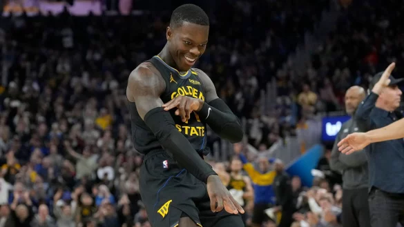 Dennis Schröder trifft alle seine Dreier und feiert das «Eis in seinen Venen». - © Jeff Chiu/AP/dpa