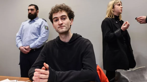 Der Klima-Aktivist wurde wegen tätlichen Angriffs auf Vollstreckungsbeamte und Körperverletzung angeklagt. (Archivbild) - © Oliver Berg/dpa