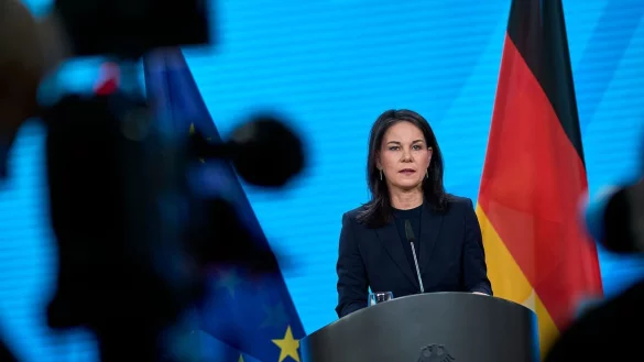 Man könne nicht bis zur Bildung einer neuen Bundesregierung warten, sagte Baerbock. - © Michael Ukas/dpa