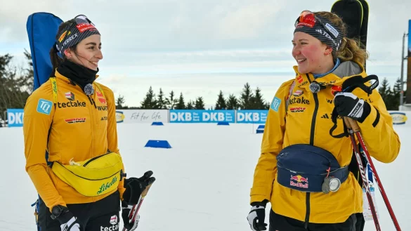 Vanessa Voigt (l) und Selina Grotian: Die Freundinnen freuen sich auf das erste Heimrennen in Oberhof. - &copy; Martin Schutt/dpa