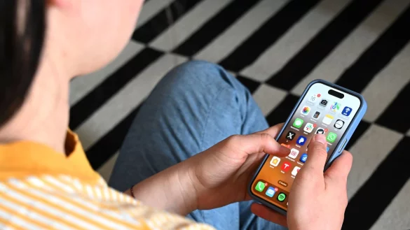 Eltern wollen laut einer neuen Umfrage ein Handy-Verbot an Schulen. (Symbolbild) - © Elisa Schu/dpa