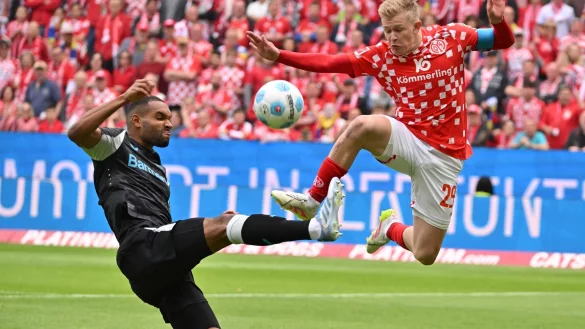 Der FSV Mainz 05 um Jonathan Burkardt (r) zeigte gegen Bayer Leverkusen um Jonathan Tah (l) eine bärenstarke erste Hälfte. - © Torsten Silz/dpa