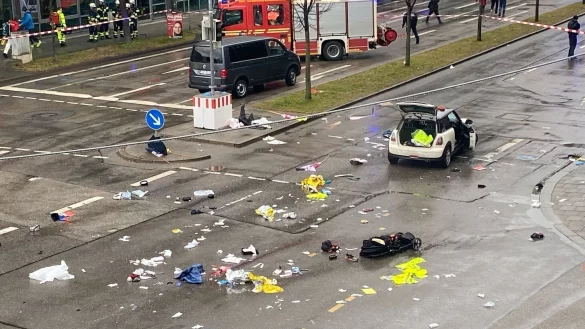 Trümmerteile und Kleidung liegen auf der Straße. - © Alexa Gräf/dpa