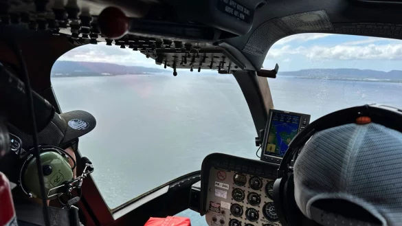 Die Rettungsteams waren auch mit Hubschraubern im Einsatz. - © Firdia Lisnawati/AP/dpa