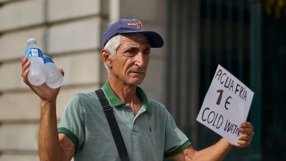 Ein Stra&szlig;enverk&auml;ufer verkauft Wasserflaschen w&auml;hrend einer Hitzewelle. (Archivbild) - &copy; Manu Fernandez/AP/dpa