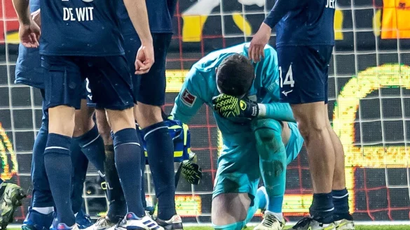 Bochums Torhüter Patrick Drewes konnte nach dem Feuerzeugwurf im Spiel gegen Union Berlin nicht weiterspielen. - © Andreas Gora/dpa