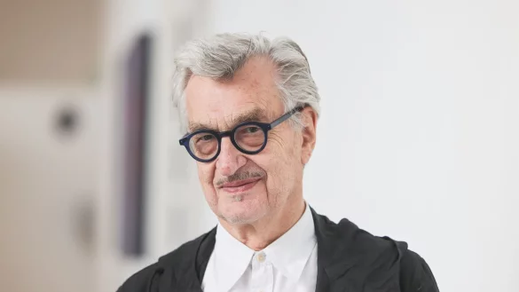 Wim Wenders schaut am Morgen erst einmal aus dem Fenster. (Archivfoto) - &copy; Oliver Berg/dpa