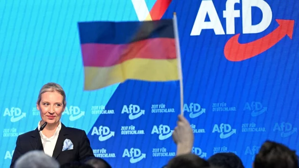 Historische Momentaufnahme: In einer ersten Umfrage zieht die AfD an der Union vorbei. (Archivbild) - © Julian Stratenschulte/dpa