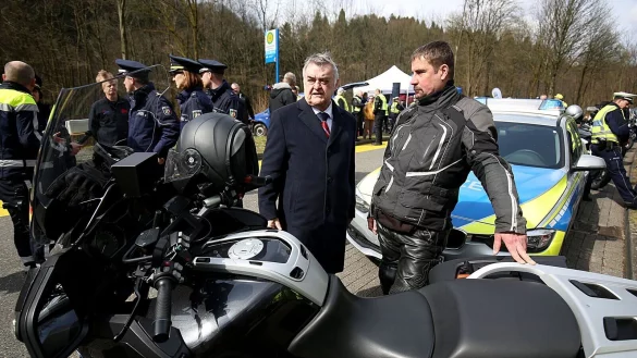 Zum Start der diesjährigen Motorradsaison mahnte Innenminister Herbert Reul mehr Vorsicht an. (Archivbild) - © Oliver Berg/dpa