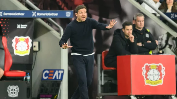 Simon Rolfes geht davon aus, dass Trainer Xabi Alonso in Leverkusen bleibt. - © Anke Waelischmiller/dpa