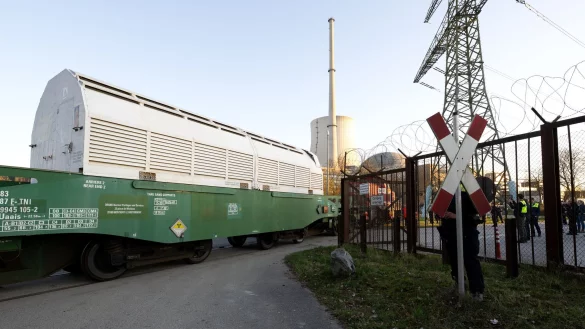 Das Castor-Zug passiert das Tor zum Gelände des Zwischenlagers. - © Sven Hoppe/dpa