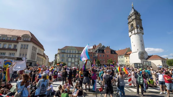 Beim Christopher Street Day in Bautzen wurde unter dem Motto &bdquo;Die W&uuml;rde des Menschen ist unantastbar&ldquo; gefeiert. - &copy; Daniel Wagner/dpa