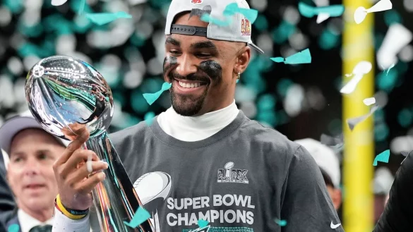 Jalen Hurts hat endlich den großen Pokal - und wurde auch zum MVP gewählt. - © Matt Slocum/AP/dpa