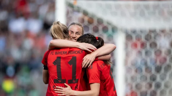 Die Bayern um Lea Schüller, Pernille Harder und Tuva Hansen (von links) bejubeln den Titel. - © Fabian Strauch/dpa