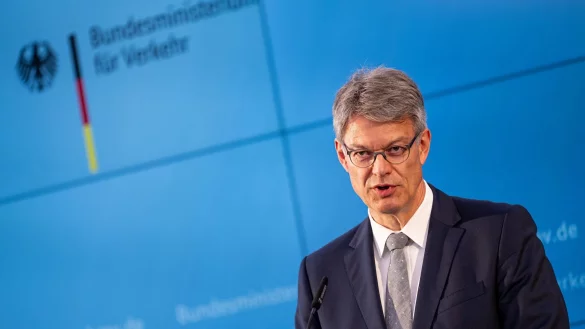 Bundesverkehrsminister Schnieder ist zuversichtlich, bald einen neuen Bahnchef beziehungsweise eine neue Bahnchefin präsentieren zu können. - © Fabian Sommer/dpa