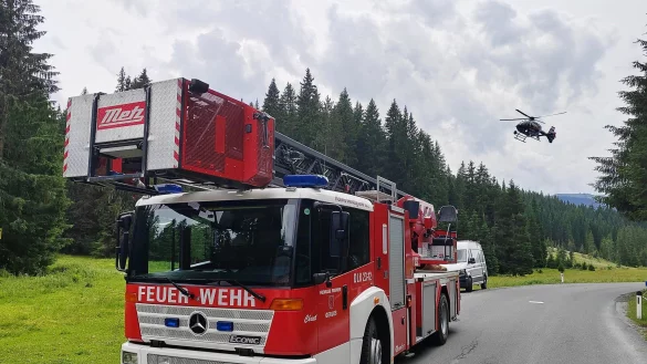 Ein Einsatzfahrzeug der Feuerwehr steht in der Nähe der Absturzstelle eines Kleinflugzeugs im Gemeindegebiet von Krimml. - © -/News5/dpa