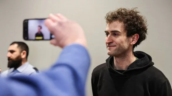 Der als «Mönch von Lützerath» bekannt gewordene Klima-Aktivist ist vom Amtsgericht zu einer Geldstrafe von 4.200 Euro verurteilt worden. - © Oliver Berg/dpa