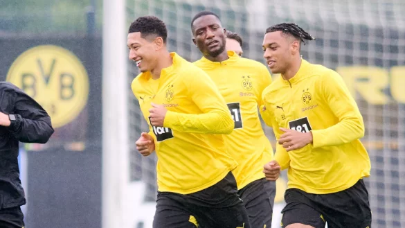 Neuzugang Jobe Bellingham (l) flog am Freitag mit dem BVB in die USA - © Bernd Thissen/dpa