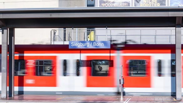 Ein Zug fährt durch den Bahnhof Siegburg/Bonn (Symbolfoto). - © Benjamin Westhoff/dpa