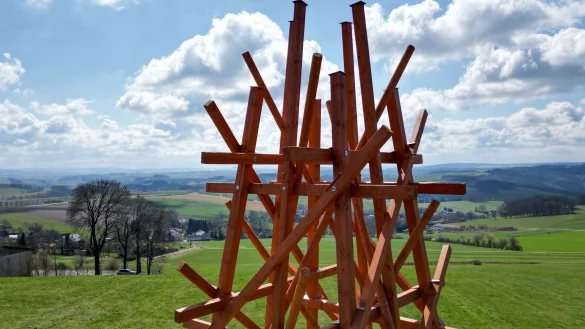 Die Arbeit «Zwei in ein ander Gewobene» des Konzeptkünstlers Olaf Holzapfel steht auf einer Höhe in Amtsberg. (Aufnahme mit Drohne) - © Hendrik Schmidt/dpa