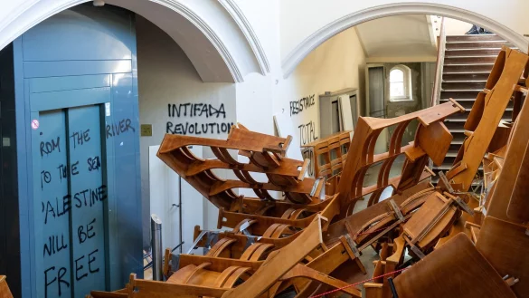 Vor dem Emil-Fischer-Hörsaal in der Humboldt-Universität türmen sich herausgerissene Stuhlreihen. - © Soeren Stache/dpa
