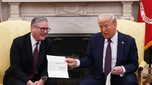 Der britische Premier Starmer &uuml;berreichte US-Pr&auml;sident Trump die Einladung zum Staatsbesuch bei einem Besuch im Wei&szlig;en Haus. (Archivfoto) - &copy; Carl Court/PA Wire/dpa