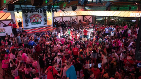 Deutsche Trinkkultur: Der Bierkönig ist im Sommer oft voll - so wie viele Gäste. (Archivbild) - © Clara Margais/dpa