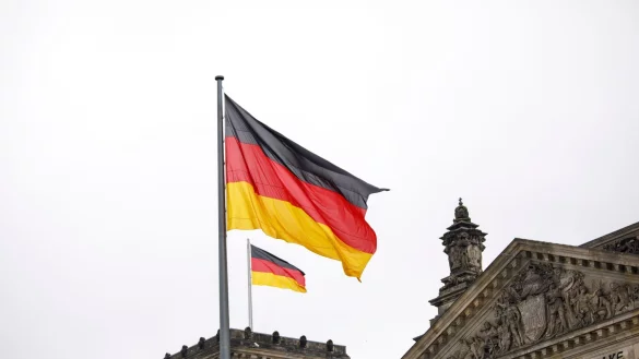 Besonders in strukturschwachen Regionen Ostdeutschlands ist die Zufriedenheit mit der Demokratie gering. (Archivbild) - © Carsten Koall/dpa