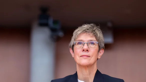 Die ehemalige CDU-Chefin Annegret Kramp-Karrenbauer verabschiedet sich aus Protest aus dem Zentralkomitee der deutschen Katholiken. (Archivbild) - © Michael Kappeler/dpa