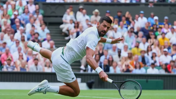 Novak Djokovic gewinnt mit akrobatischer Einlage. - © Kirsty Wigglesworth/AP/dpa