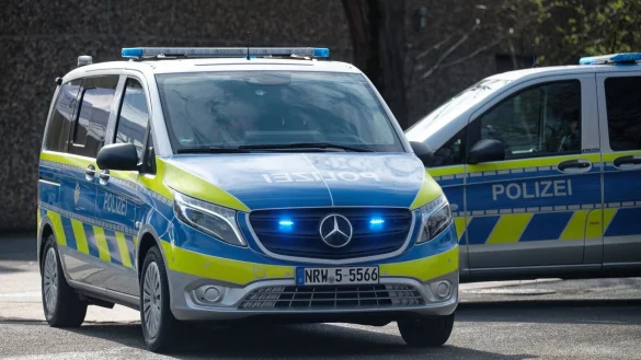 Mit 210 Stundenkilometern ist ein Autofahrer auf der Autobahn A 45 bei Olpe vor der Polizei und einem Polizeihubschrauber geflüchtet. (Symbolbild) - © Henning Kaiser/dpa