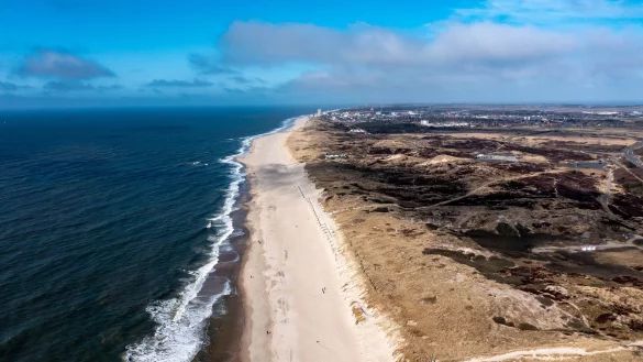 Wer auf der Nordseeinsel Sylt ein Haus kaufen möchte, muss laut dem jüngsten Küstenreport im Schnitt fast 14.600 Euro pro Quadratmeter bezahlen. (Archivbild) - © Axel Heimken/dpa