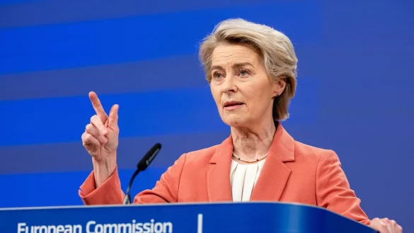 Die EU wird sich die neuen US-Zölle nach Angaben von Kommissionspräsidentin Ursula von der Leyen nicht gefallen lassen. (Archivbild) - © Geert Vanden Wijngaert/AP/dpa