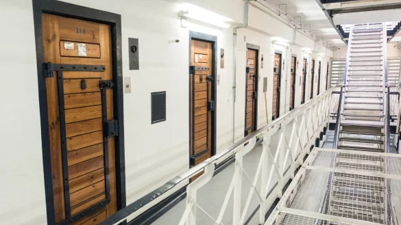 Blick in den Zellentrakt der Justizvollzugsanstalt Essen (Archivfoto) - © picture alliance / dpa