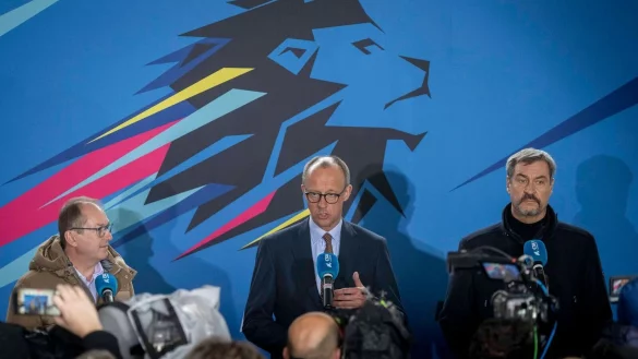 Gemeinsamer Kandidat mit einzelnen anderer Prioritäten: Friedrich Merz bei der CSU in Seeon. - © Peter Kneffel/dpa