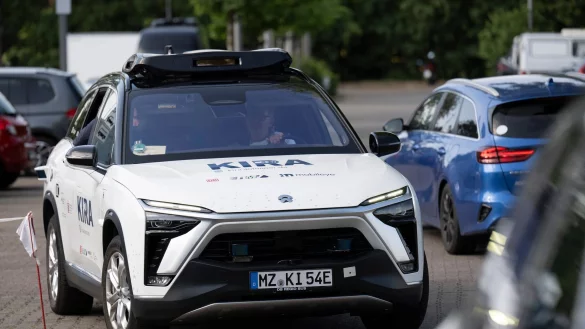 Ausgewählte Fahrgäste des öffentlichen Nahverkehrs können ab dieser Woche ein Angebot in Langen und Egelsbach im Landkreis Offenbach testen, bei dem autonom fahrende Autos eingesetzt werden. - © Boris Roessler/dpa