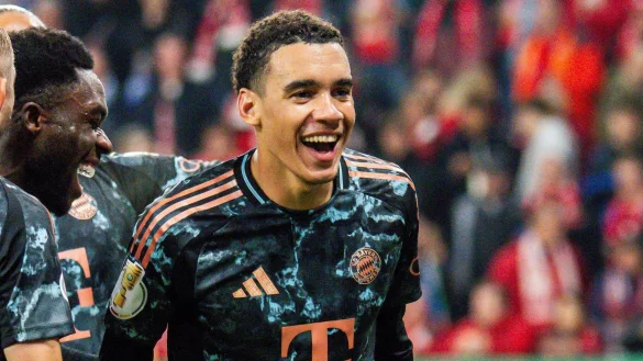 Jamal Musiala verl&auml;ngert seinen Vertrag beim FC Bayern. - &copy; Torsten Silz/dpa