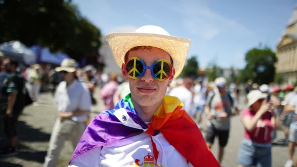 Trotz eines Verbots der Orban-Regierung versammeln sich tausende Menschen zur Budapester Pride. - © Rudolf Karancsi/AP/dpa