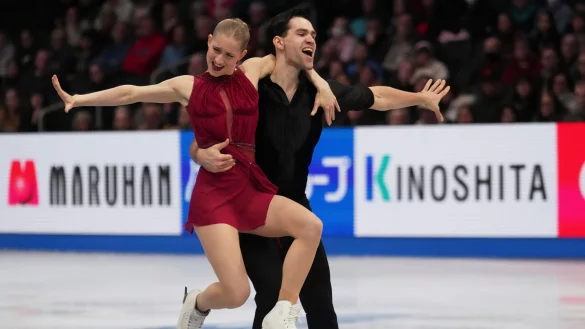 Minerva Hase (l) und Nikita Wolodin dürfen weiter vom WM-Titel träumen. - © Charles Krupa/AP/dpa