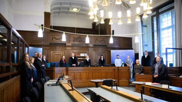 Die Prozessbeteiligten im Gerichtssaal 700 des Kriminalgerichts Moabit. - © Bernd von Jutrczenka/dpa