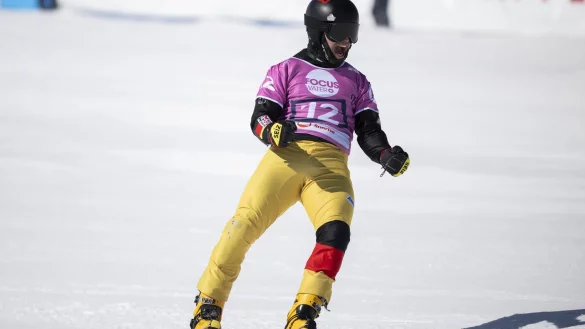 Snowboarder Stefan Baumeister jubelt über die Silbermedaille bei der WM. - © Gian Ehrenzeller/KEYSTONE/dpa
