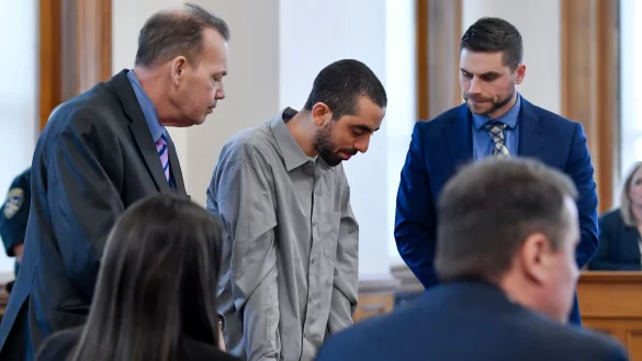 Attent&auml;ter Hadi Matar wurde im Februar des versuchten Mordes schuldig gesprochen. (Archivbild) - &copy; Adrian Kraus/AP/dpa