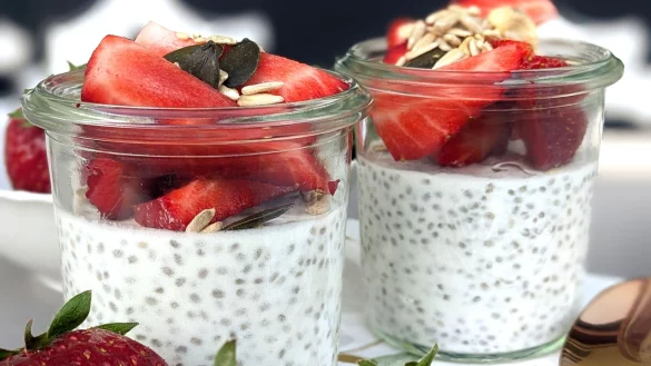 Erfrischend, leicht und einfach lecker – so schmeckt der Chiapudding nach kretischer Art. - © Doreen Hassek/dpa-tmn