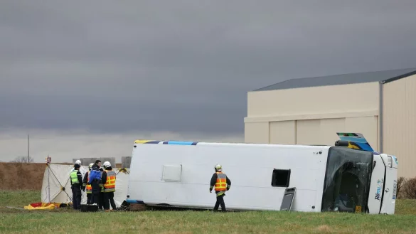 Wie es zu dem Unfall kam, war zunächst unklar. - © Thomas Samson/AFP/dpa
